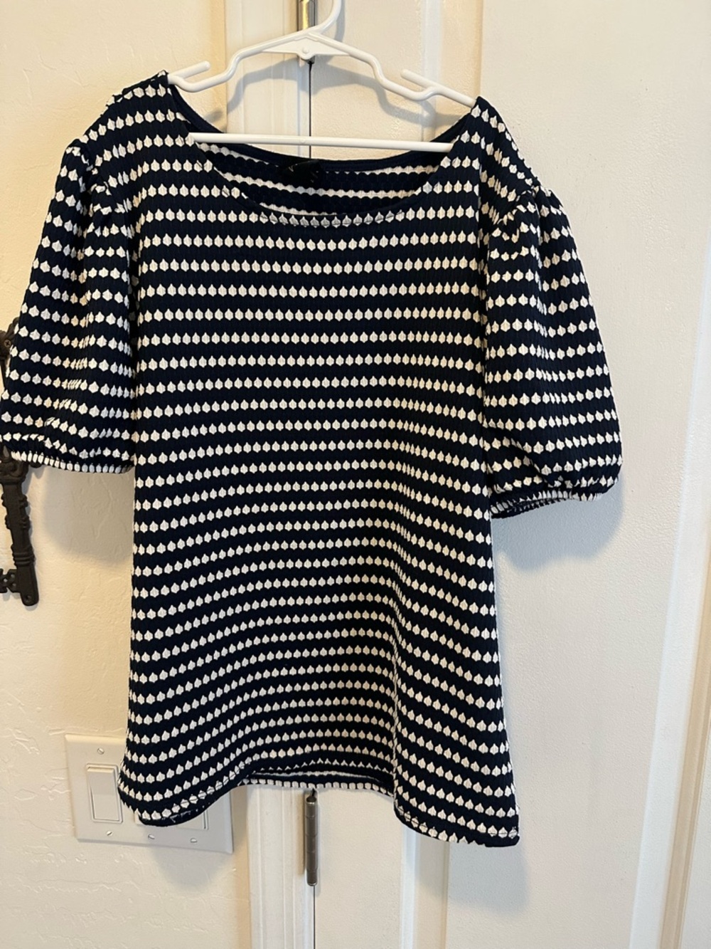 Ladies blouse navy and textured ivory design size Large by W5